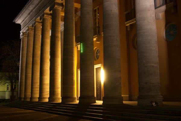 Bezirksregierung Oldenburg bei Nacht Säulen von vorne