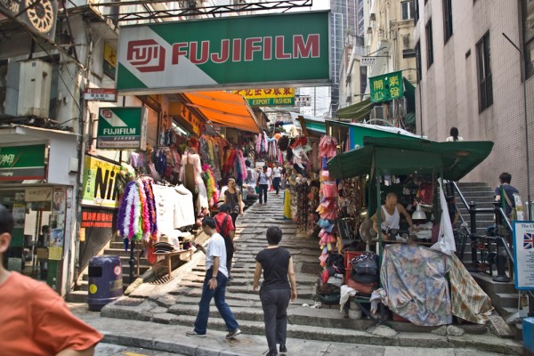 Seitengasse in Hong Kong mit zahlreichen Warenständen